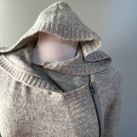 Bench women’s size S soft‎ knit cardigan sweater with front zip with hood, gray - Picture 3 of 14